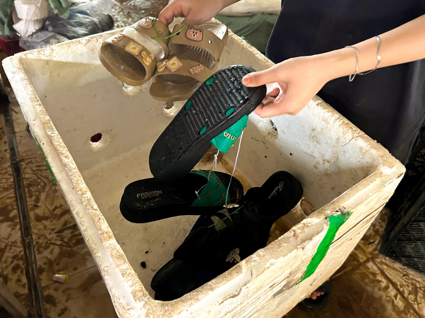 Nước từ các khu vực cao đổ về nhanh và chảy xiết, khiến hàng loạt quầy hàng trong chợ bị ngập. Nhiều tiểu thương trở tay không kịp, một số mặt hàng bị cuốn trôi, bùn đất theo dòng nước tràn vào bên trong chợ.