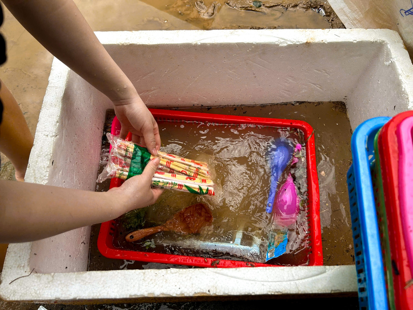 Nước từ các khu vực cao đổ về nhanh và chảy xiết, khiến hàng loạt quầy hàng trong chợ bị ngập. Nhiều tiểu thương trở tay không kịp, một số mặt hàng bị cuốn trôi, bùn đất theo dòng nước tràn vào bên trong chợ.