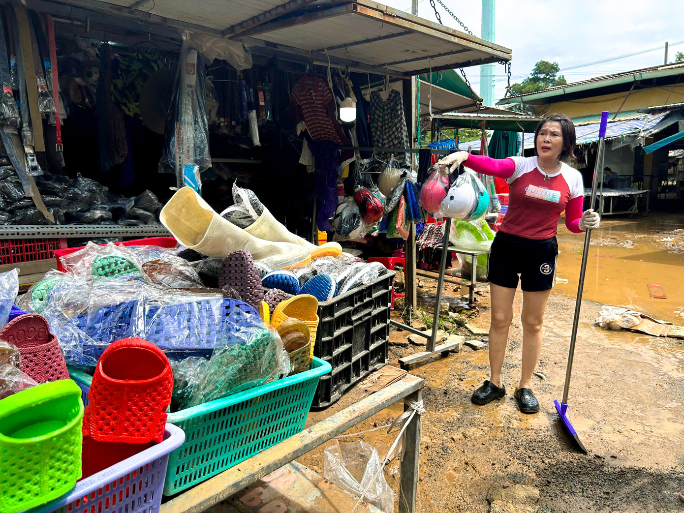 Quầy hàng của chị Nguyễn Ly ở gần đó cũng bị thiệt hại nặng. Kệ hàng bị nước xô đổ khiến các sản phẩm nhẹ như thau, chậu, khăn giấy bị nước cuốn trôi. Chị phải nhờ thêm bạn bè đến hỗ trợ dọn dẹp, ước tính thiệt hại hơn 10 triệu đồng.