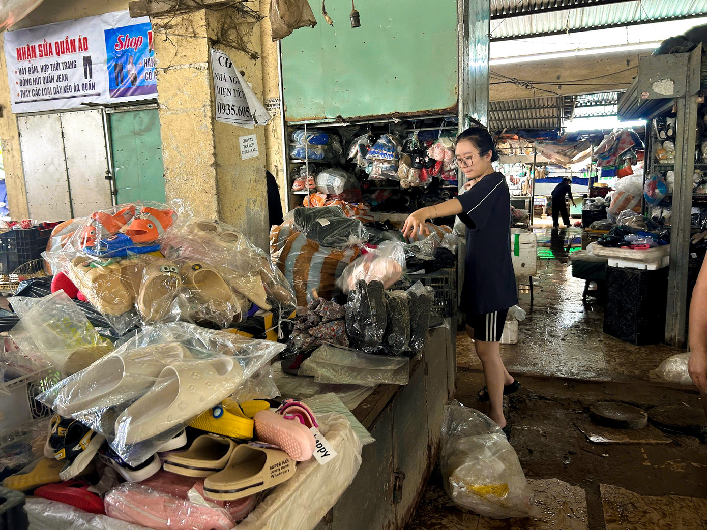 Không chỉ hàng gia dụng, các mặt hàng thời trang cũng không tránh khỏi hư hại. Nhiều quầy hàng tại đây thuê mặt bằng nên việc nâng nền hay cải tạo hệ thống thoát nước là điều ngoài khả năng của tiểu thương.