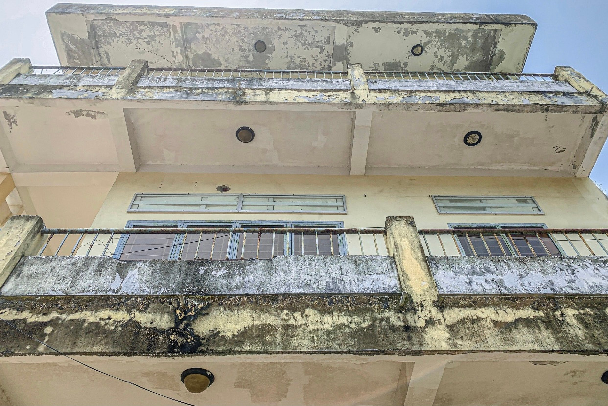 Nhiều mảng tường bị bong tróc, rong rêu bám đầy. Hệ thống điện đã hư hỏng, xuống cấp nghiêm trọng. Nhiều mảng tường bị bong tróc, rong rêu bám đầy. Hệ thống điện đã hư hỏng, xuống cấp nghiêm trọng.