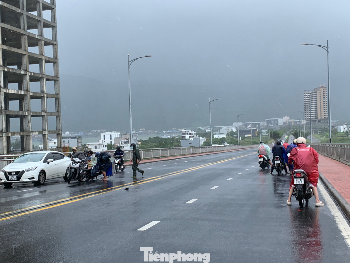 Ghi nhận của Tiền Phong, khoảng 13h30 chiều ngày 18/9, hàng loạt xe khi đi ngang qua cầu Thuận Phước đều bị ngã nhào do mưa gió lớn, nhiều người điều khiển xe phải dừng lại để tránh gió.