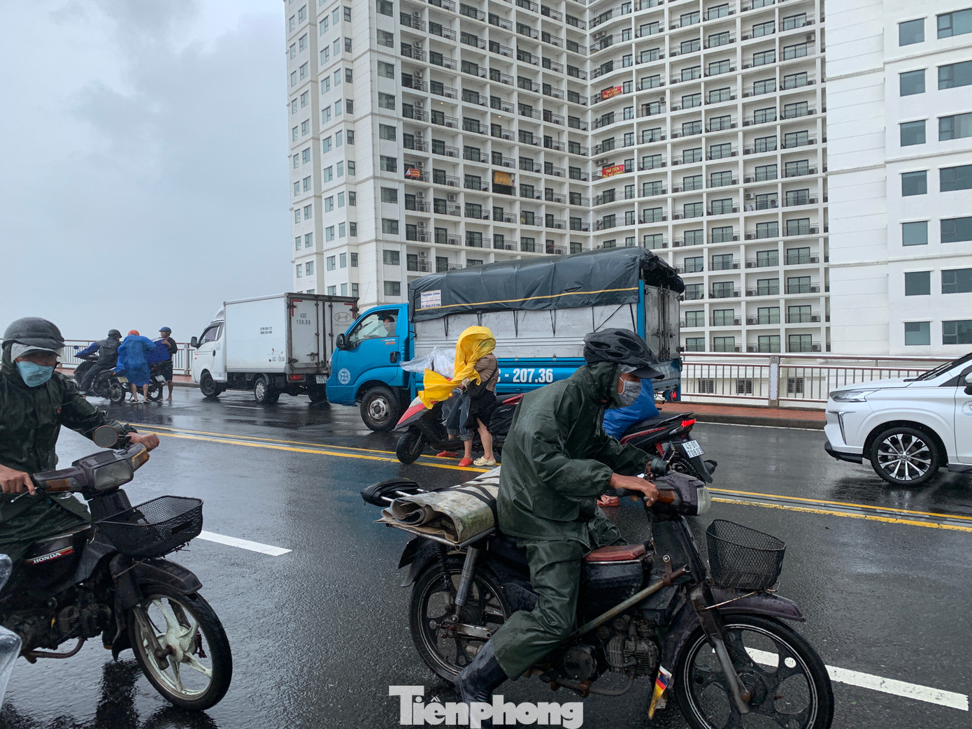 Những đợt mưa gió lớn vẫn đang tiếp tục ở nhiều nơi trên toàn thành phố Đà Nẵng. Từ sáng nay 18/9 đến trưa ngày 20/9, tại các quận, huyện thuộc thành phố có mưa vừa, mưa to, có nơi mưa rất to và dông. Tổng lượng mưa tại thành phố phổ biến 100-300 mm, có nơi trên 450 mm. Cần đề phòng mưa lớn với cường độ lớn tập trung trong thời gian ngắn, có nguy cơ xảy ra lũ quét, sạt lở đất ở vùng núi, ngập úng tại các vùng trũng thấp và đô thị. Trong cơn dông cần đề phòng có sét và gió giật mạnh.