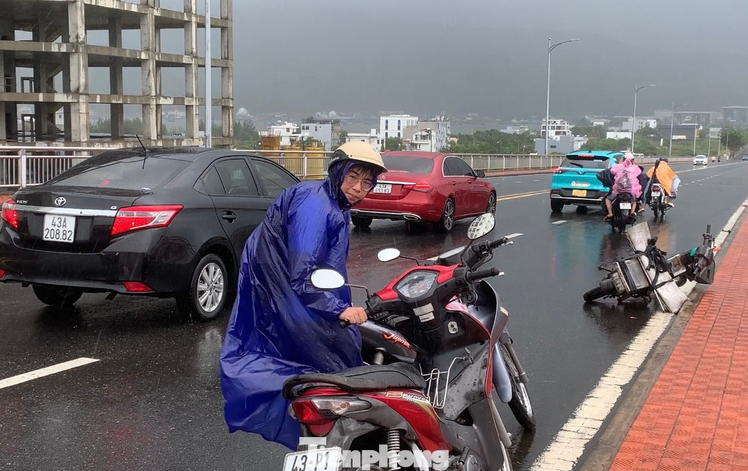 Anh Nguyễn Lâm, người điều khiển xe máy qua cầu cho biết, nhiều người không thể trụ được trước những đợt gió lớn nên đã bỏ xe lại giữa cầu, nhiều xe bị quật ngã không thể dựng lên được. "Tôi chạy đến đoạn giữa cầu thì bị gió lớn nên không thể đi tiếp, nhiều ô tô đã đứng lại để dìu chúng tôi mới qua được bên kia cầu. Tôi cảm ơn những hành động đẹp này của các tài xế xe ô tô", anh Lâm nói.