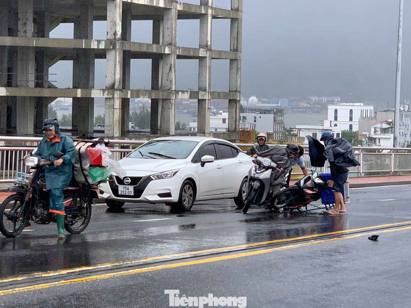 Một tài xế xe ô tô vừa chắn gió giúp người qua cầu cho biết, mưa lớn kèm gió giật mạnh, nên khi đi qua cầu gặp không ít khó khăn, đặc biệt là xe máy. Khi thấy xe té ngã và đứng khựng như vậy anh đã chủ động giảm tốc, đi song song để chắn bớt gió cho người đi xe máy.