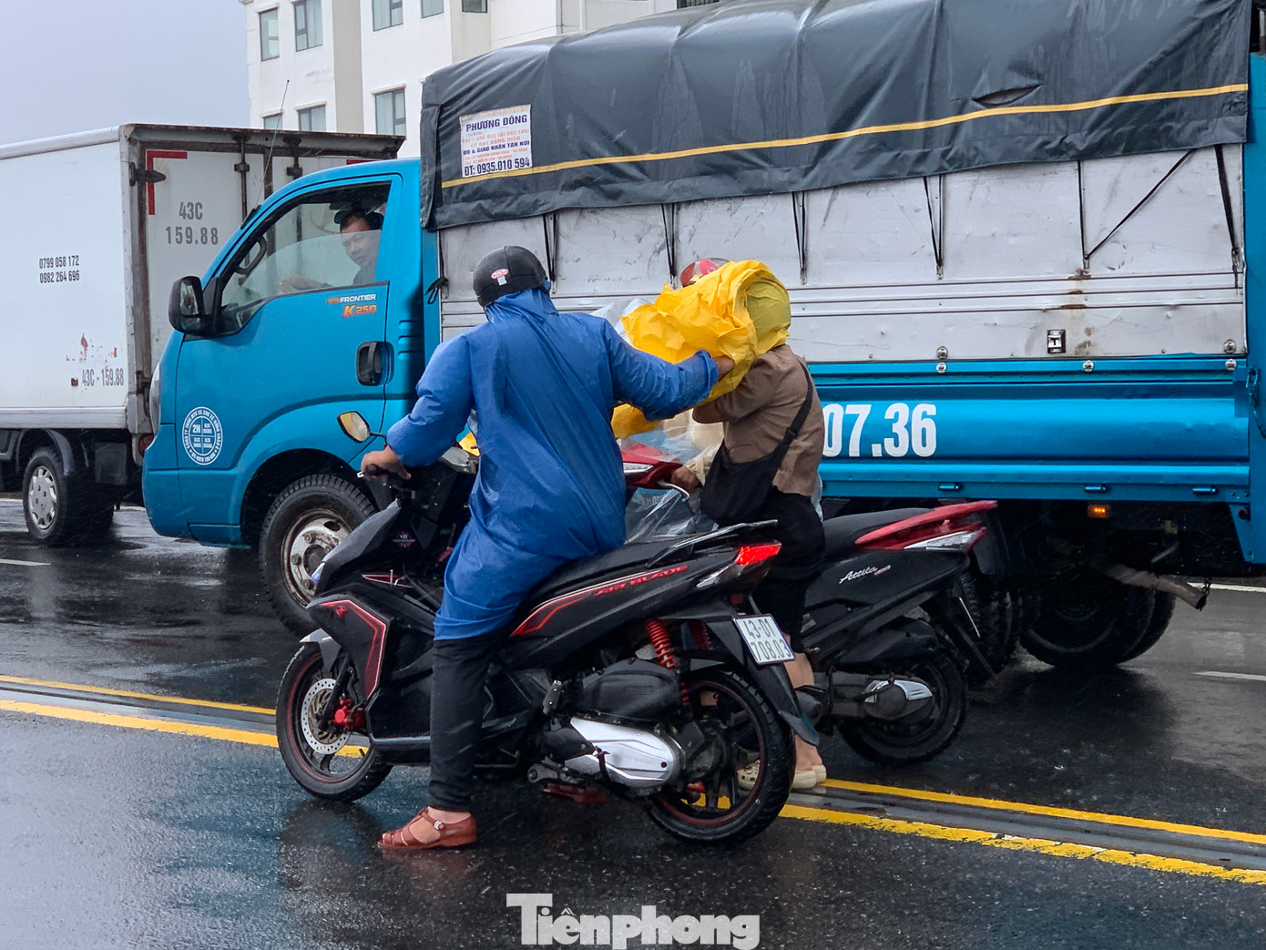 Nhiều xe ô tô dừng lại trên cầu để dìu dắt xe máy qua cầu an toàn.