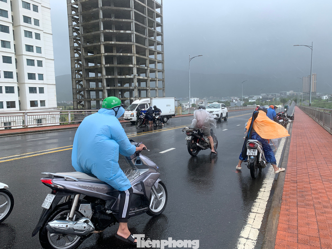 Gió lớn khiến nhiều xe máy phải dừng lại trên cầu Thuận Phước.