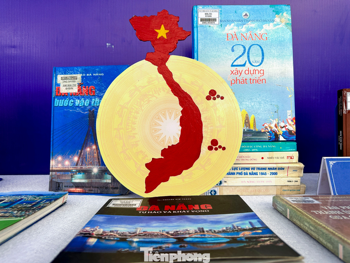 Trong khuôn khổ Ngày hội văn hóa đọc Đà Nẵng năm 2025, hội thi trưng bày, xếp sách nghệ thuật cũng được diễn ra để khơi dậy niềm đam mê đọc sách, khuyến khích khả năng sáng tạo và tình yêu quê hương trong đoàn viên, thanh thiếu nhi thành phố.