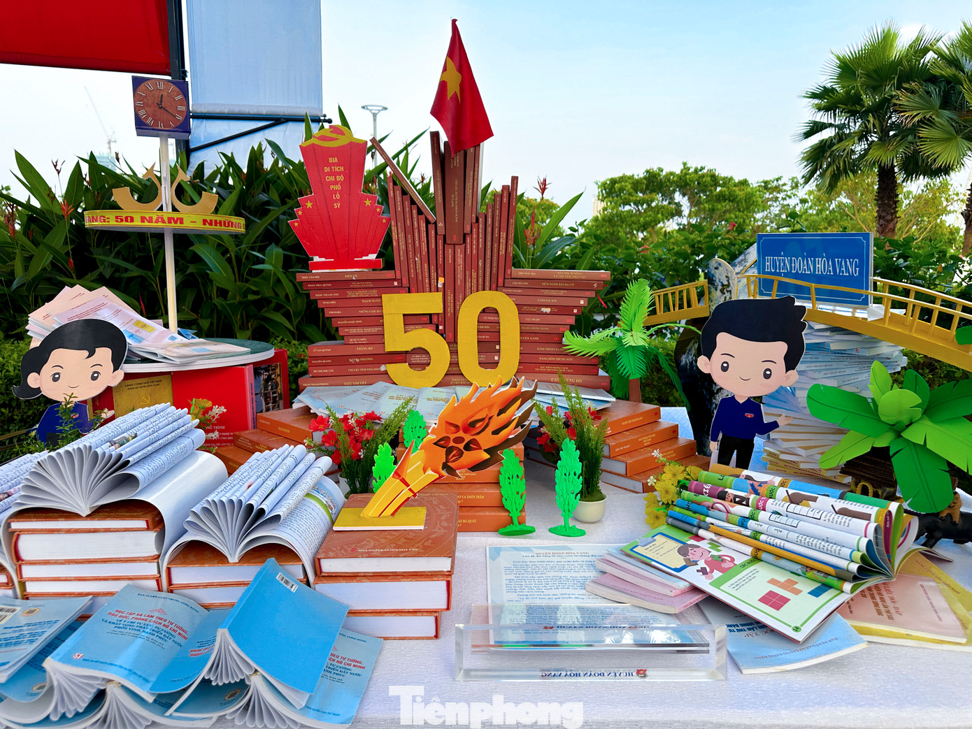 Trong khuôn khổ Ngày hội văn hóa đọc Đà Nẵng năm 2025, hội thi trưng bày, xếp sách nghệ thuật cũng được diễn ra để khơi dậy niềm đam mê đọc sách, khuyến khích khả năng sáng tạo và tình yêu quê hương trong đoàn viên, thanh thiếu nhi thành phố.