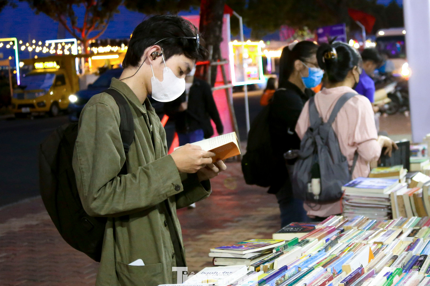 Nhiều bạn trẻ thích thú lựa chọn những cuốn sách yêu thích.