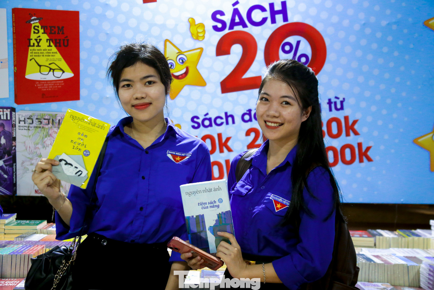 Nhiều bạn trẻ thích thú lựa chọn những cuốn sách yêu thích.