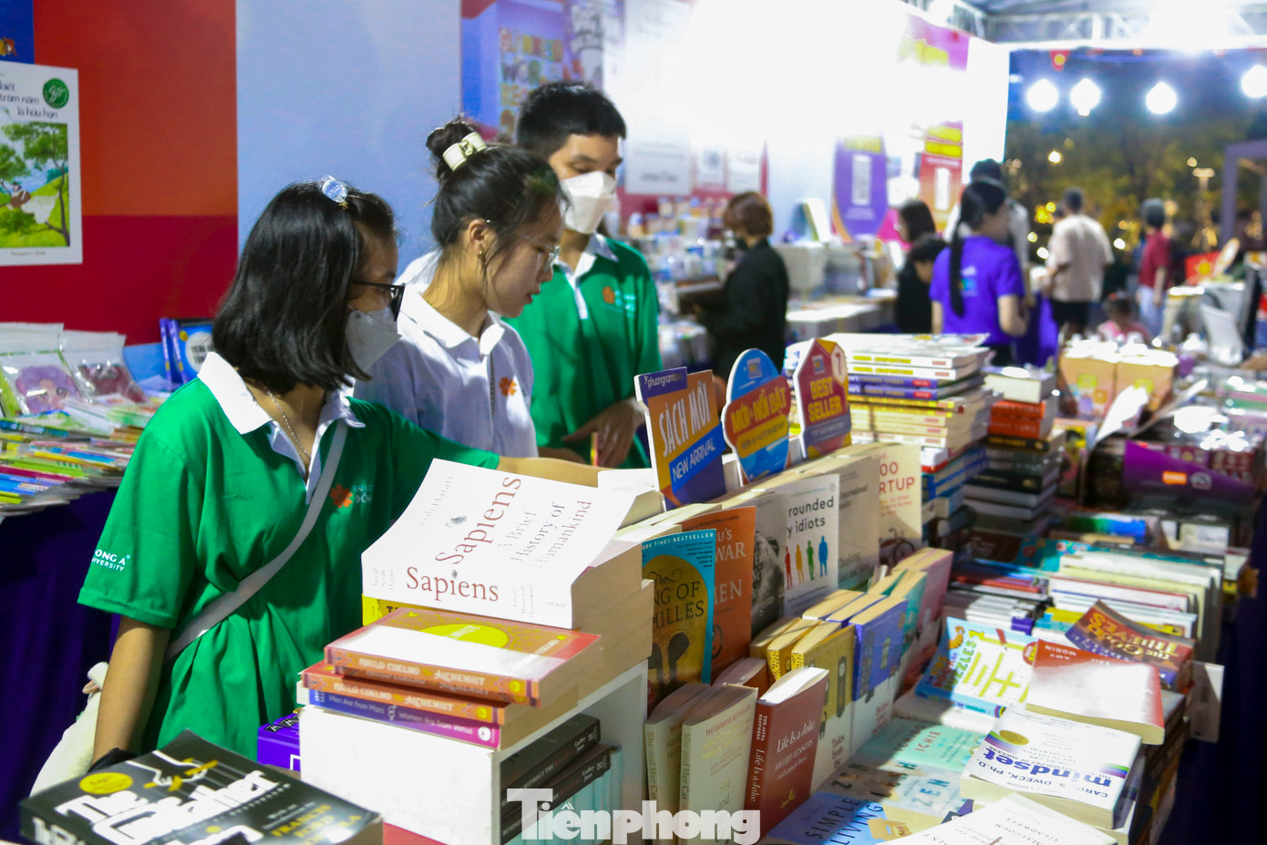 Không gian ngày hội được thiết kế sinh động với nhiều hoạt động hấp dẫn, khu vực đọc sách ngoài trời cũng thu hút hàng trăm lượt người ghé thăm.