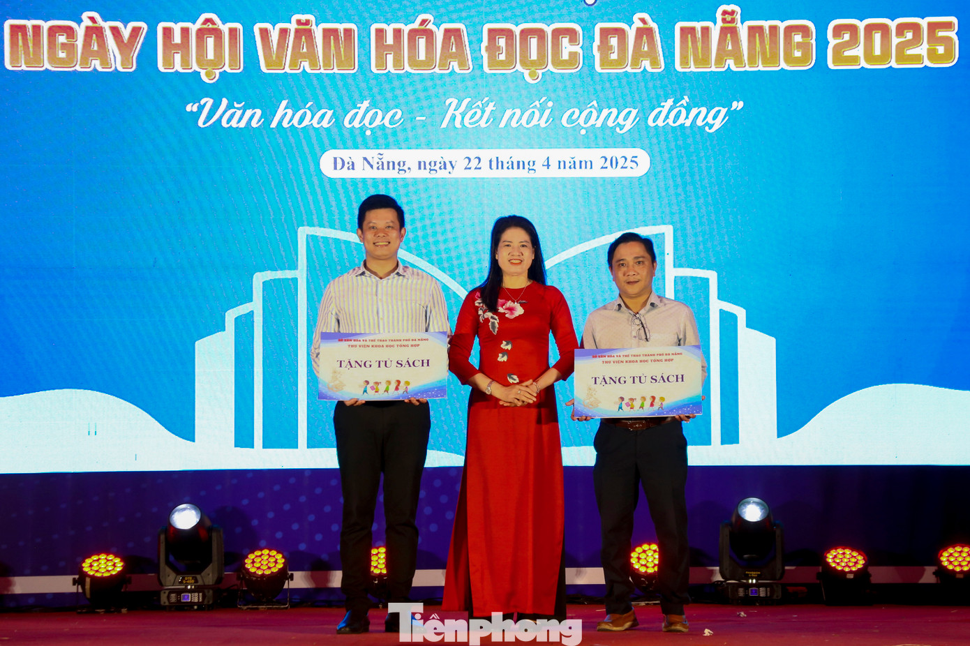 Trao tặng tủ sách và phát động phong trào ủng hộ sách các thư viện trường học, trung tâm học tập cộng đồng tại lễ khai mạc.