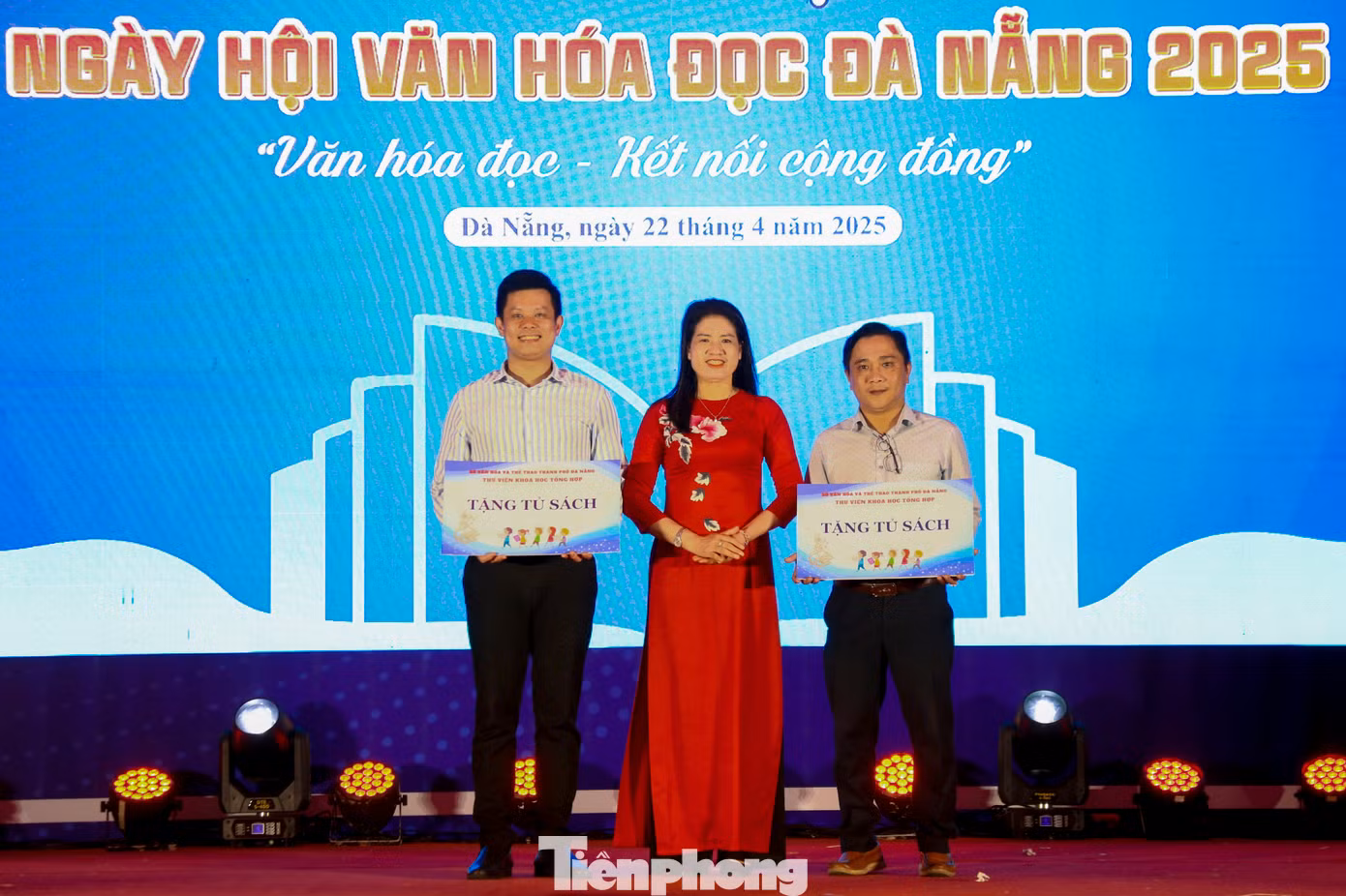 Trao tặng tủ sách và phát động phong trào ủng hộ sách các thư viện trường học, trung tâm học tập cộng đồng tại lễ khai mạc.