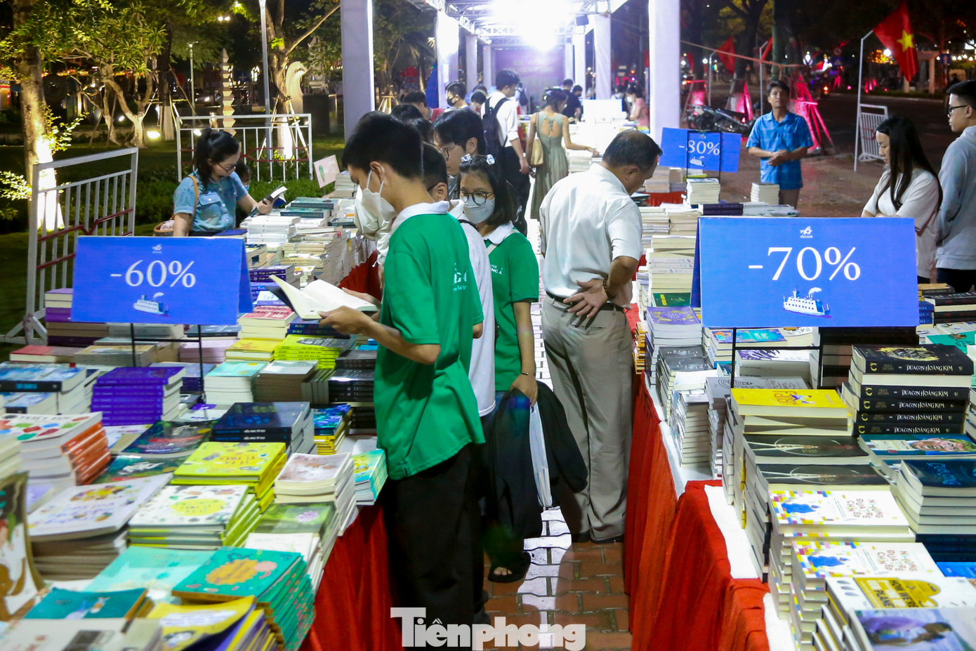 Không gian ngày hội được thiết kế sinh động với nhiều hoạt động hấp dẫn, khu vực đọc sách ngoài trời cũng thu hút hàng trăm lượt người ghé thăm.