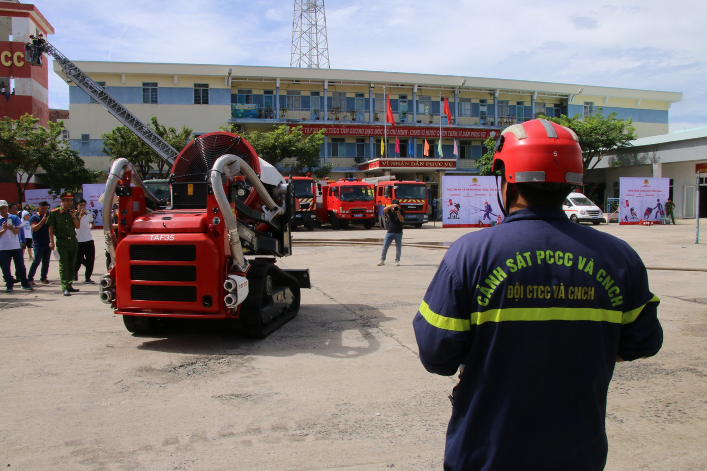 Tại trụ sở Phòng Cảnh sát PCCC&amp;CNCH Công an TP Đà Nẵng (đường Phan Đăng Lưu, quận Cẩm Lệ), các cán bộ, chiến sĩ công an đã tuyên truyền, hướng dẫn trải nghiệm cho gần 200 người dân. (Ảnh: Duy Quốc)