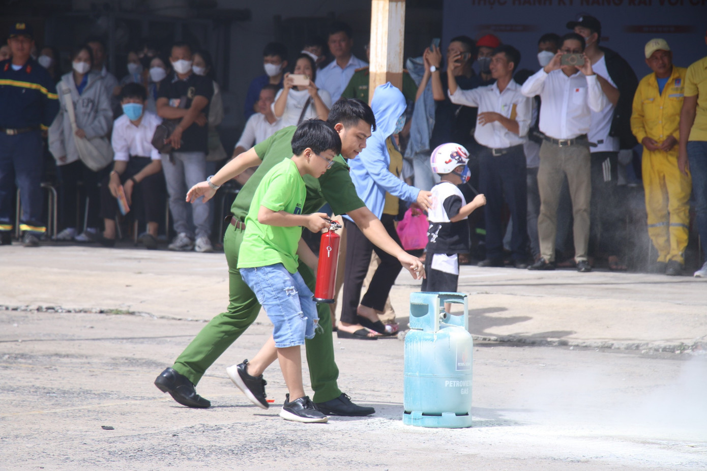 Nhiều người dân, học sinh được trải nghiệm, thực hành, chữa cháy, cứu hộ cứu nạn khi có tình huống cháy nổ xảy ra.