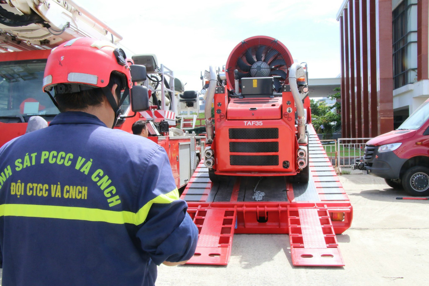 Dịp này, Công an TP Đà Nẵng giới thiệu các trang thiết bị PCCC&amp;CNCH hiện đại. Trong đó, có robot chữa cháy điều khiển từ xa TAF35. Ngoài ra, lực lượng công an cũng tổ chức hướng dẫn cho người dân xử lý các tình huống cố định xương gãy, ga rô cầm máu, kỹ thuật ép tim ngoài lồng ngực, băng bó vết thương, cố định cổ,… nhằm giúp người dân sơ cấp cứu ban đầu trong trường hợp gặp nạn.