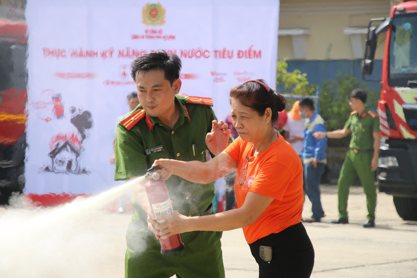 Chị Nguyễn Hà (trú quận Hải Châu, Đà Nẵng) chia sẻ: "Qua buổi hôm nay, không chỉ tôi mà còn rất nhiều người đã có thêm nhiều kinh nghiệm, nhiều kiến thức bổ ích, các kỹ năng thoát hiểm khi xảy ra sự cố cháy, nổ... để đảm bảo an toàn cho bản thân và gia đình".