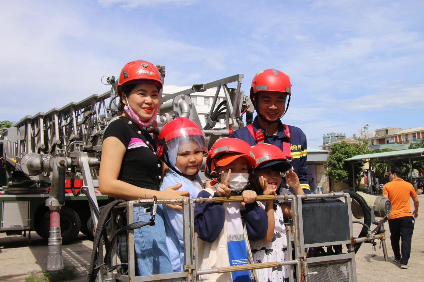 Các em nhỏ hào hứng khi được trải nghiệm đu dây, đi xe thang thoát hiểm cũng như thoát nạn bằng leo dây.
