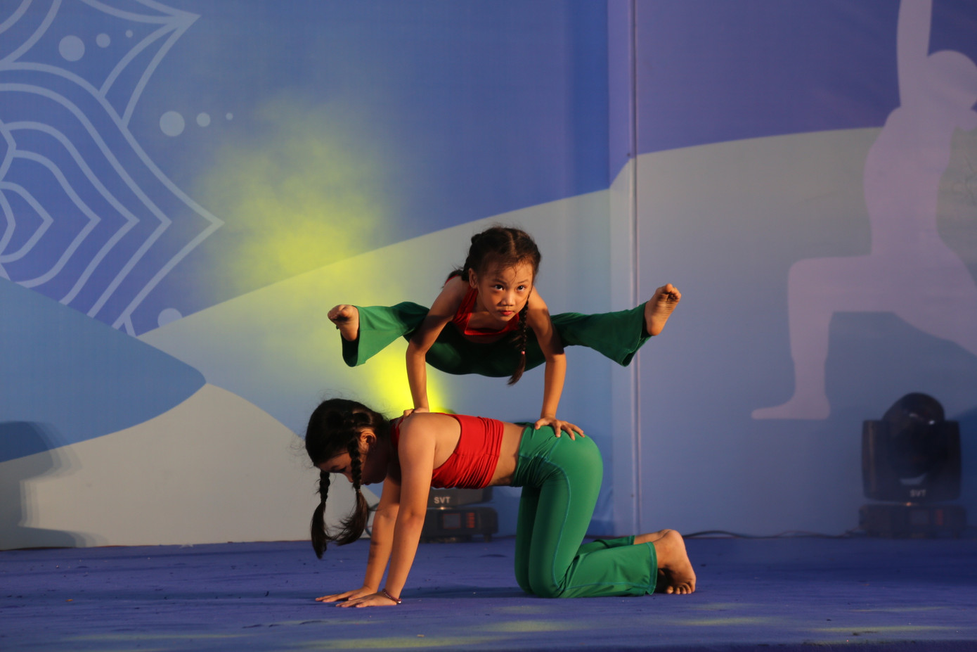 Các em nhỏ Việt Nam trình diễn Yoga đầy sôi động, cuốn hút.