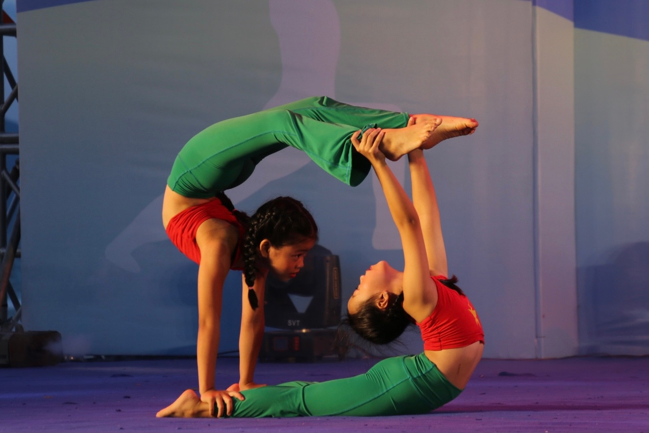 Các em nhỏ Việt Nam trình diễn Yoga đầy sôi động, cuốn hút.