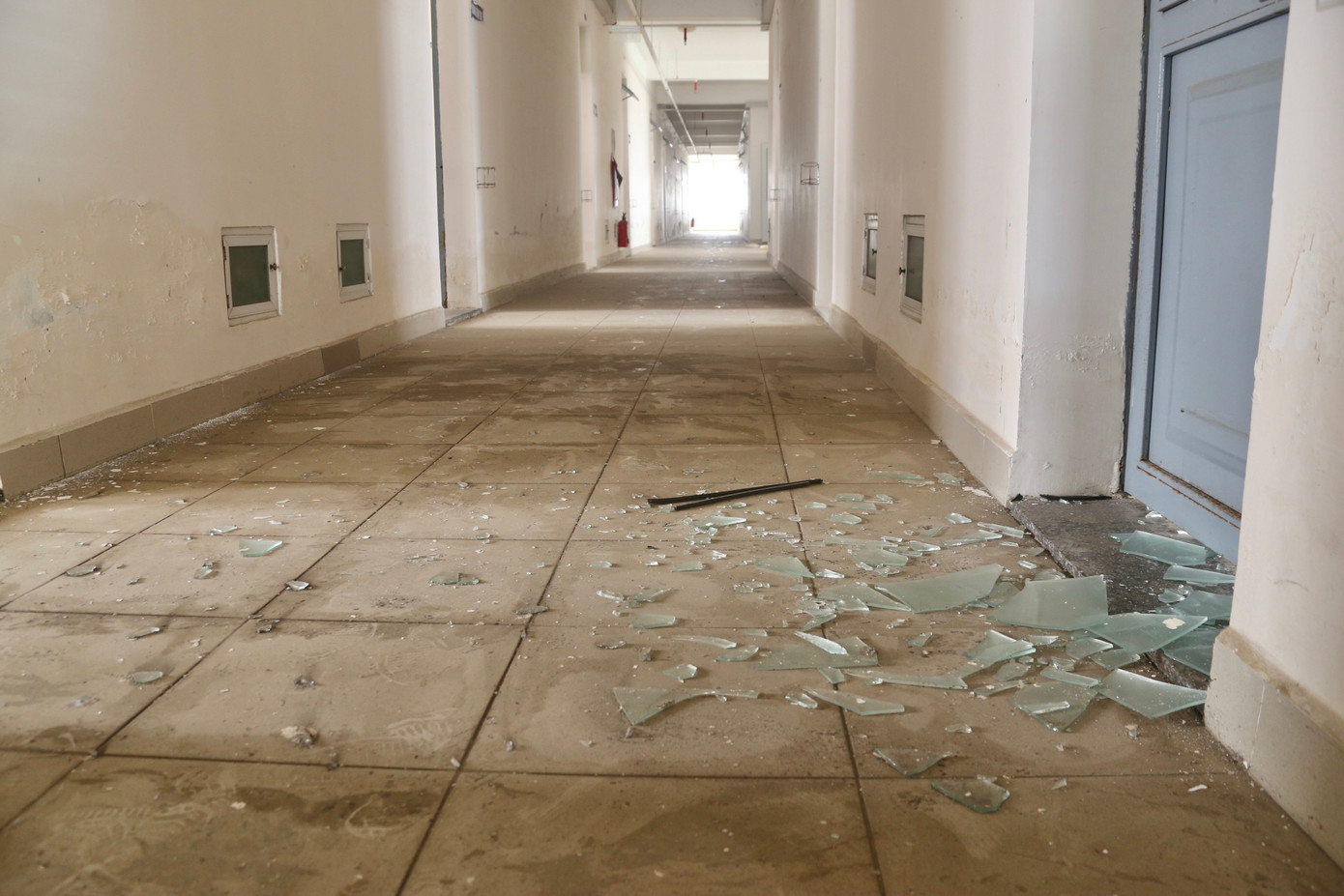 Nhiều hạng mục công trình bị hư hỏng, xuống cấp. Nhiều hạng mục công trình bị hư hỏng, xuống cấp.