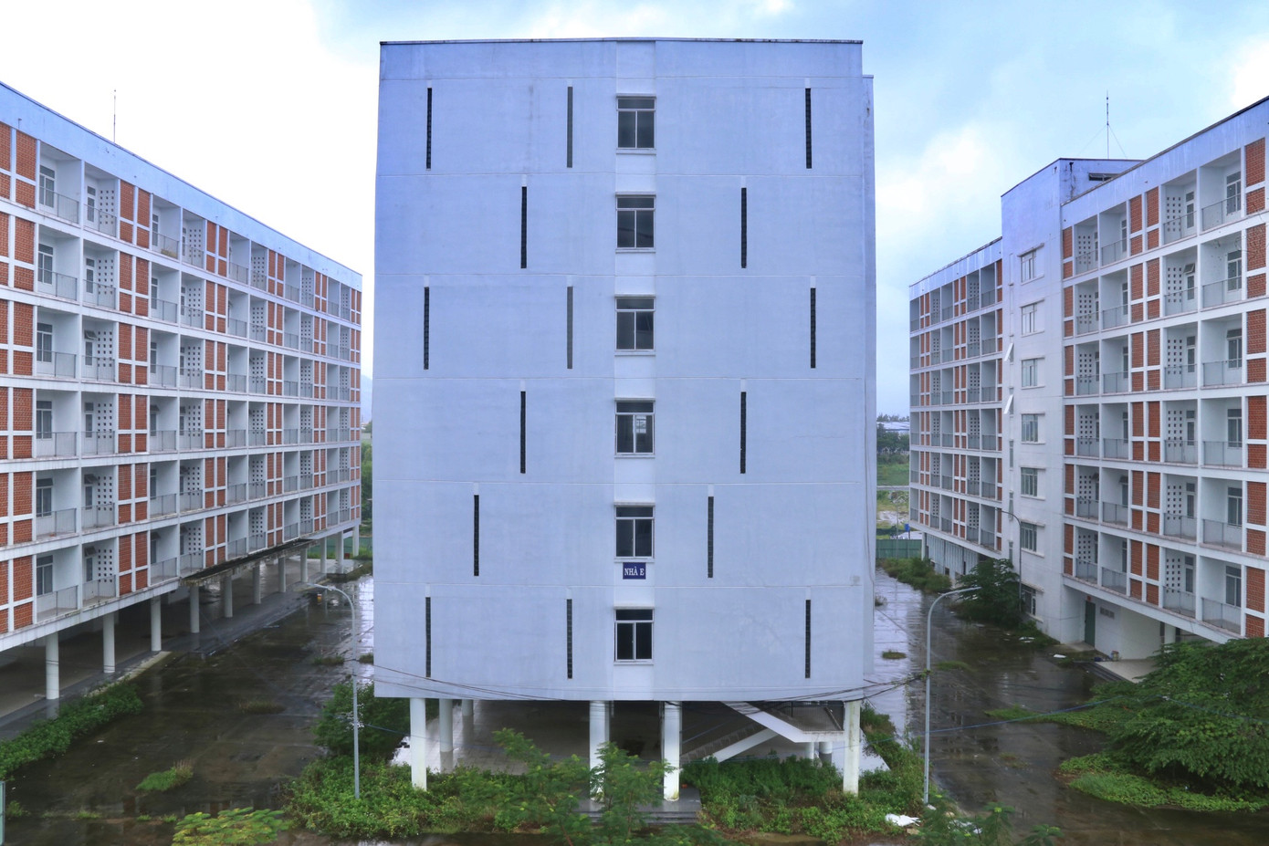 Dự án Ký túc xá sinh viên phía Tây thành phố trước đây là dự án nhà ở cho công nhân tại phường Hòa Hiệp Nam. Tuy nhiên, năm 2012, UBND thành phố Đà Nẵng quyết định chuyển đổi mục đích đầu tư từ dự án nhà ở công nhân sang khu ký túc xá cho sinh viên. Dự án Ký túc xá sinh viên phía Tây thành phố trước đây là dự án nhà ở cho công nhân tại phường Hòa Hiệp Nam. Tuy nhiên, năm 2012, UBND thành phố Đà Nẵng quyết định chuyển đổi mục đích đầu tư từ dự án nhà ở công nhân sang khu ký túc xá cho sinh viên.