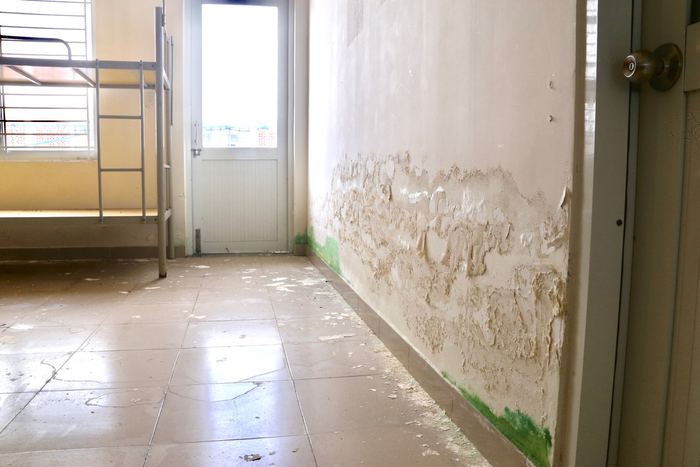 Bên trong phòng nhiều mảng tường bong tróc, bụi bặm bám dày đặc. Bên trong phòng nhiều mảng tường bong tróc, bụi bặm bám dày đặc.