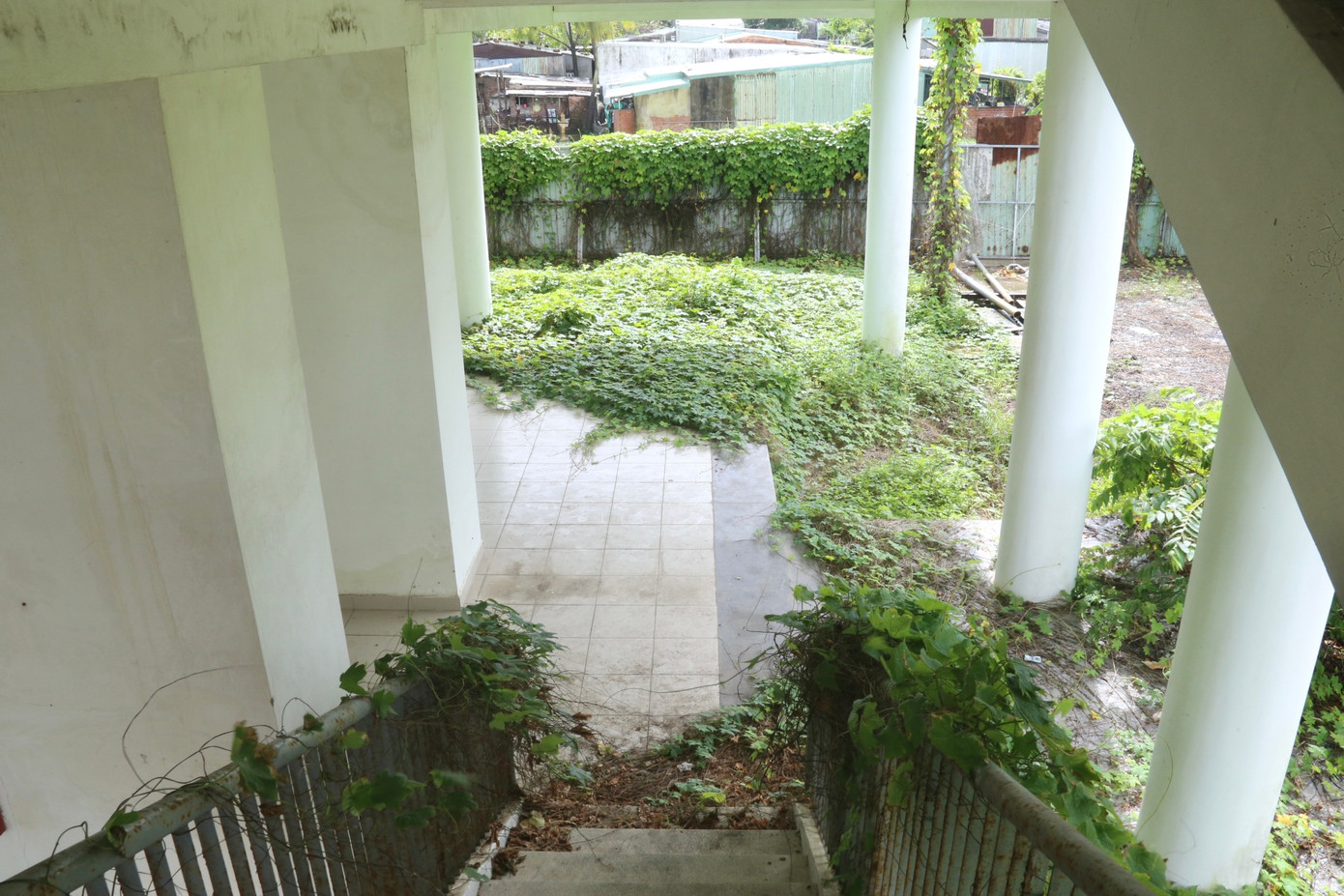 Do nhiều năm không sử dụng nên các khu ký túc xá này cây cỏ, dây leo mọc um tùm. Do nhiều năm không sử dụng nên các khu ký túc xá này cây cỏ, dây leo mọc um tùm.