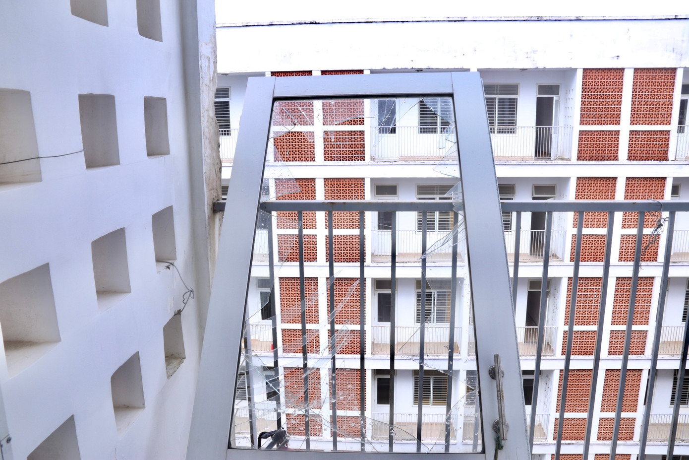 Nhiều hạng mục công trình bị hư hỏng, xuống cấp. Nhiều hạng mục công trình bị hư hỏng, xuống cấp.