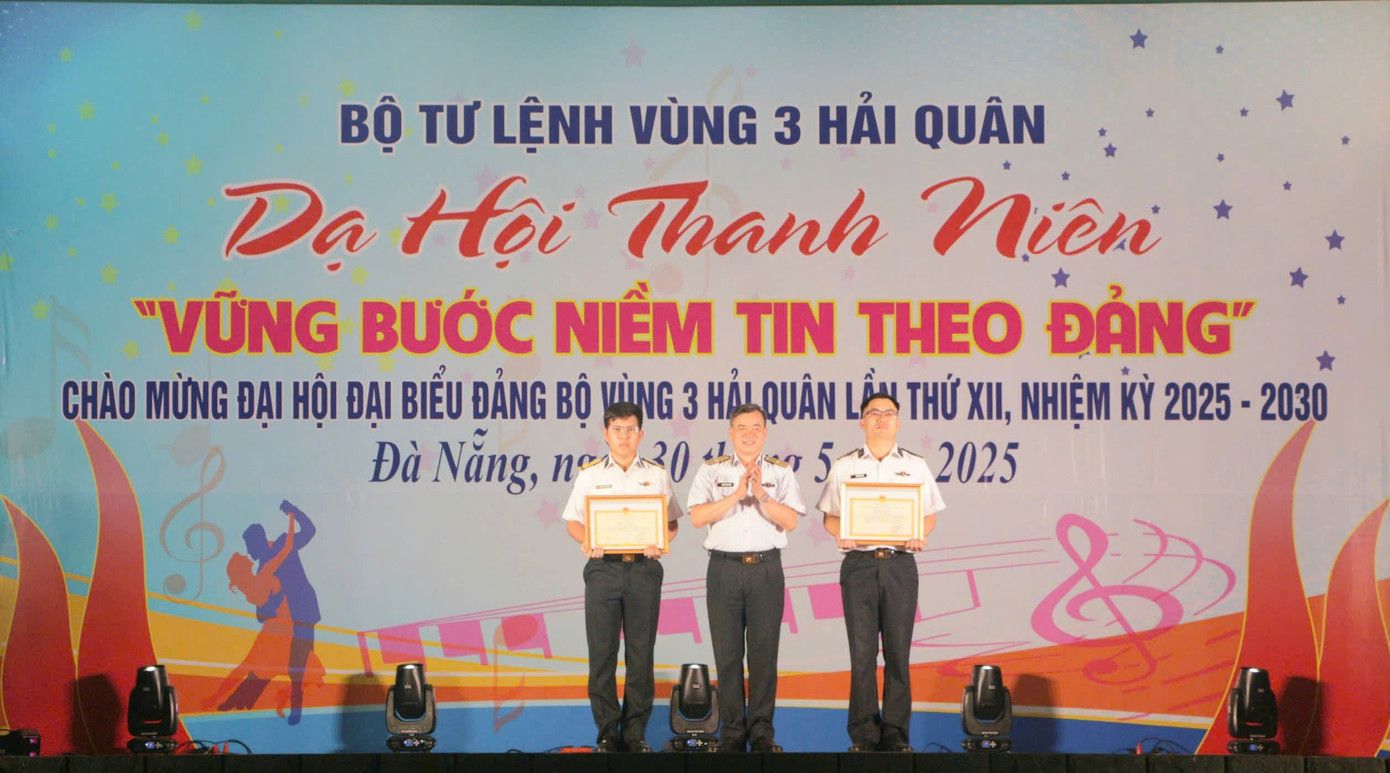 Chuẩn đô đốc Nguyễn Đăng Tiến - Bí Thư Đảng ủy, Chính ủy Vùng 3 Hải quân trao thưởng cho các tập thể, cá nhân.