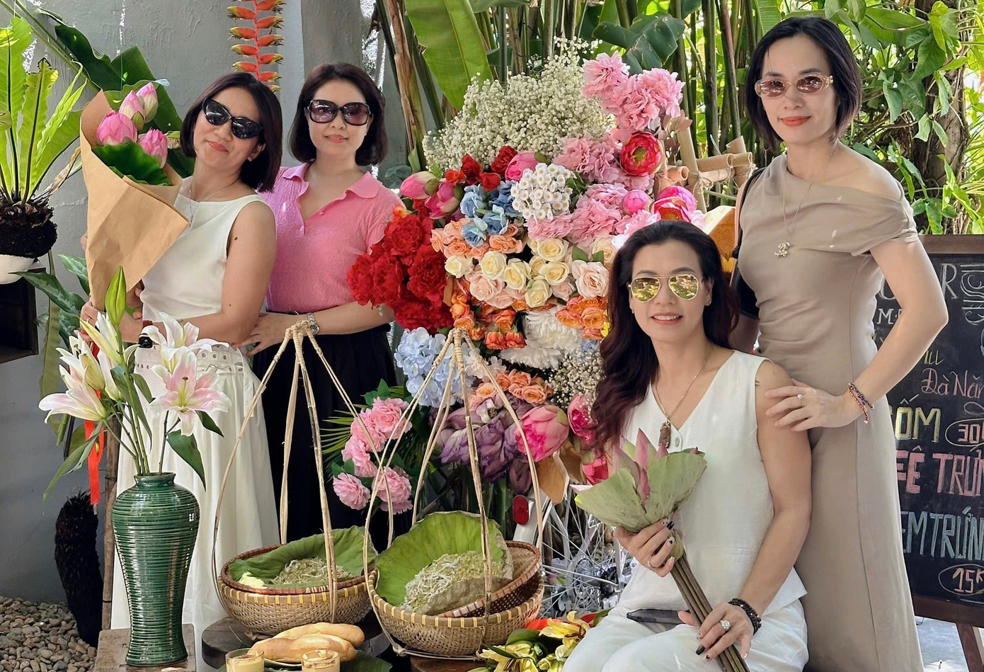 Quán cà phê trên đường Phan Thanh Tài (quận Hải Châu, TP. Đà Nẵng) mỗi ngày đều rất đông người đến check-in cùng xe hoa.