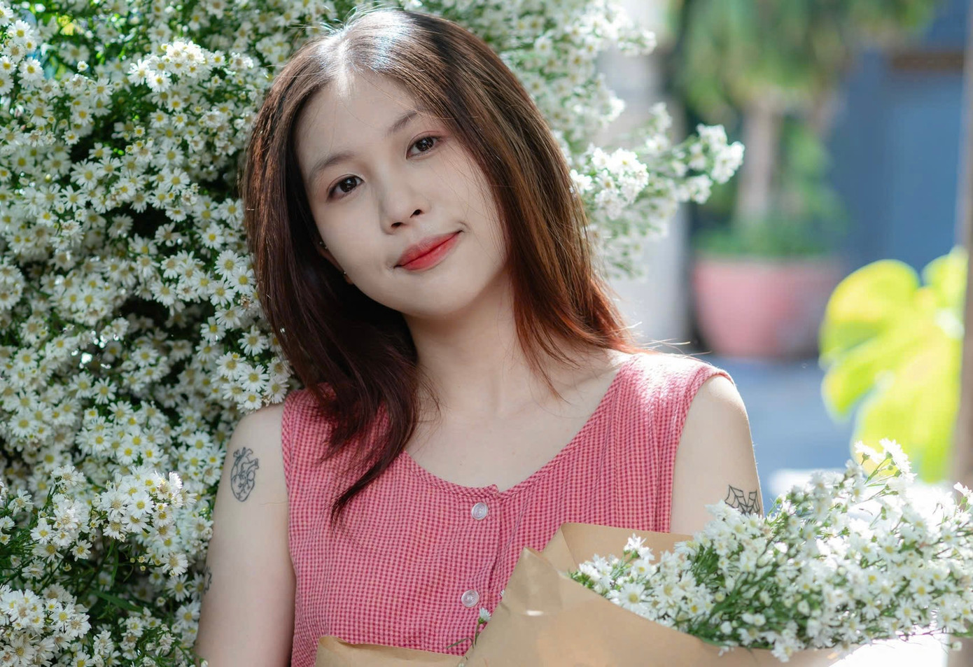 Nhiều bạn trẻ tạo dáng chụp hình bên xe hoa đầy màu sắc.