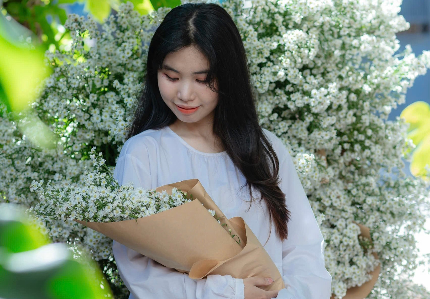 “Thấy nhu cầu của giới trẻ rất thích chụp xe hoa theo kiểu mùa thu ở Hà Nội nên tôi đã cho trang trí để mọi người đến uống cà phê đều được chụp hình. Từ khi quán theo trend này thì mỗi ngày có rất đông bạn trẻ đến để check-in, trải nghiệm”, anh Mai Tấn Phúc - chủ một quán cà phê tại xã Hòa Liên cho hay.