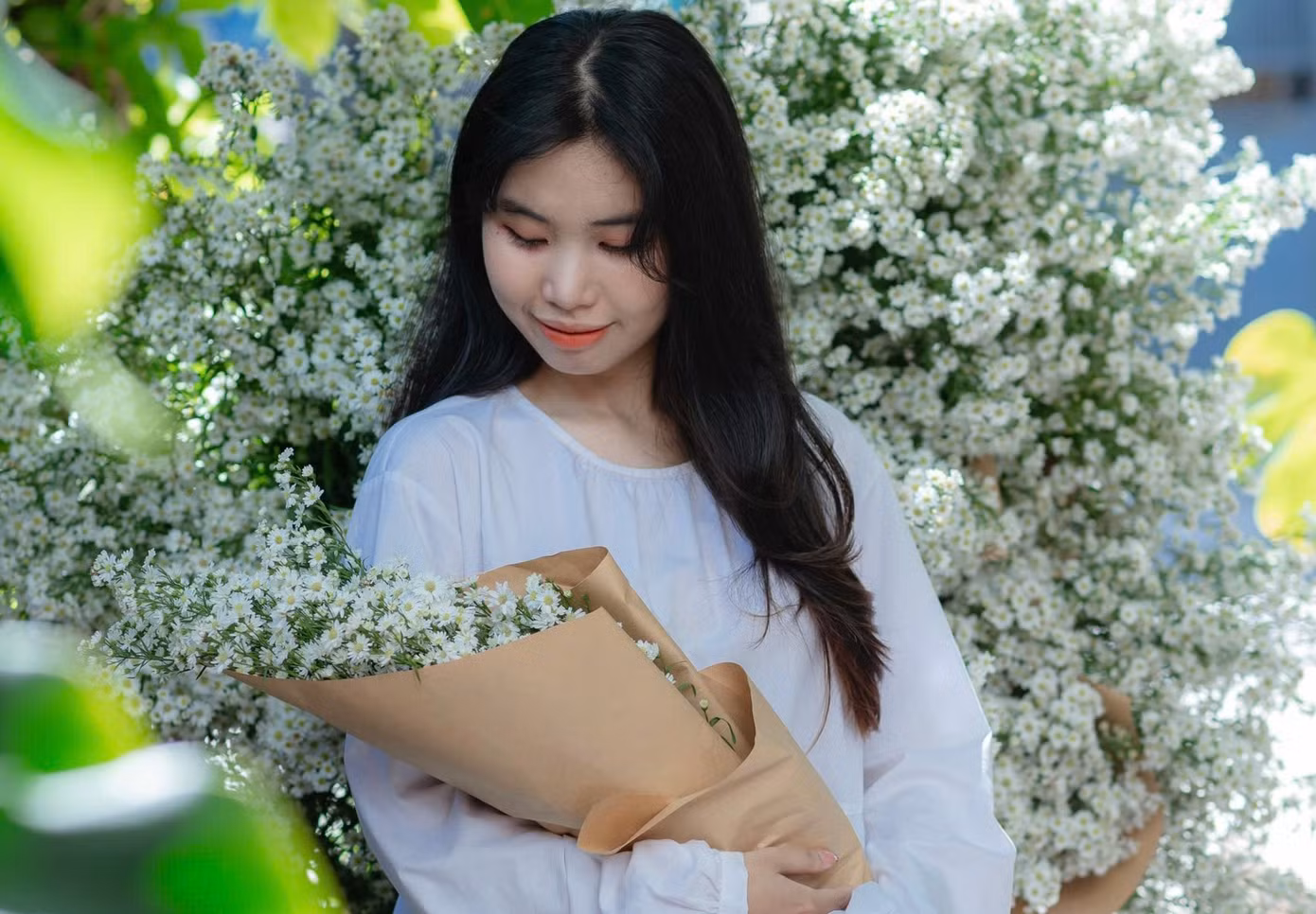 “Thấy nhu cầu của giới trẻ rất thích chụp xe hoa theo kiểu mùa thu ở Hà Nội nên tôi đã cho trang trí để mọi người đến uống cà phê đều được chụp hình. Từ khi quán theo trend này thì mỗi ngày có rất đông bạn trẻ đến để check-in, trải nghiệm”, anh Mai Tấn Phúc - chủ một quán cà phê tại xã Hòa Liên cho hay.