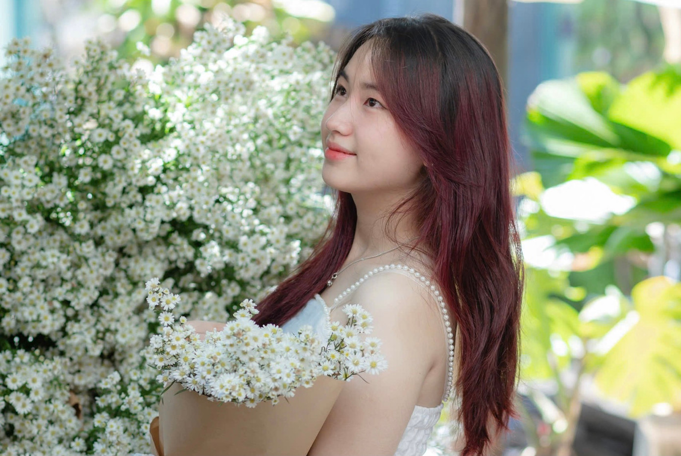 Nhiều bạn trẻ tạo dáng chụp hình bên xe hoa đầy màu sắc.