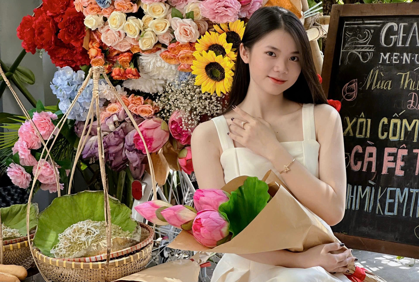 Hiện nay, nhiều quán cà phê, trà sữa ở Đà Nẵng trang trí những chiếc xe hoa ngập tràn màu sắc ở các góc tại quán của mình để "bắt trend” mùa thu Hà Nội, đang thu hút giới trẻ đến check-in, trải nghiệm.