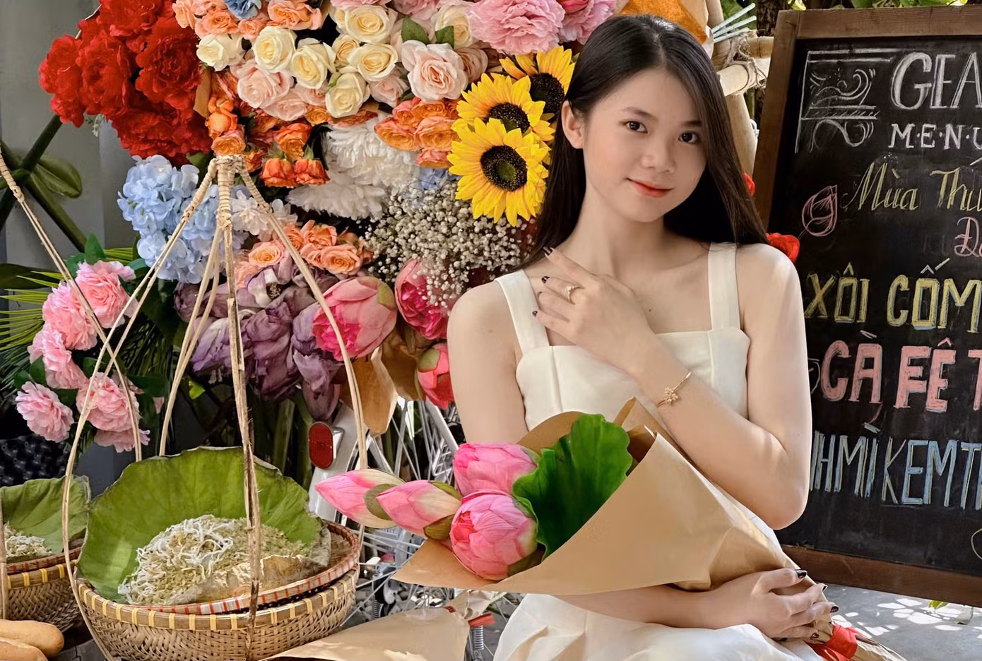 Hiện nay, nhiều quán cà phê, trà sữa ở Đà Nẵng trang trí những chiếc xe hoa ngập tràn màu sắc ở các góc tại quán của mình để "bắt trend” mùa thu Hà Nội, đang thu hút giới trẻ đến check-in, trải nghiệm.