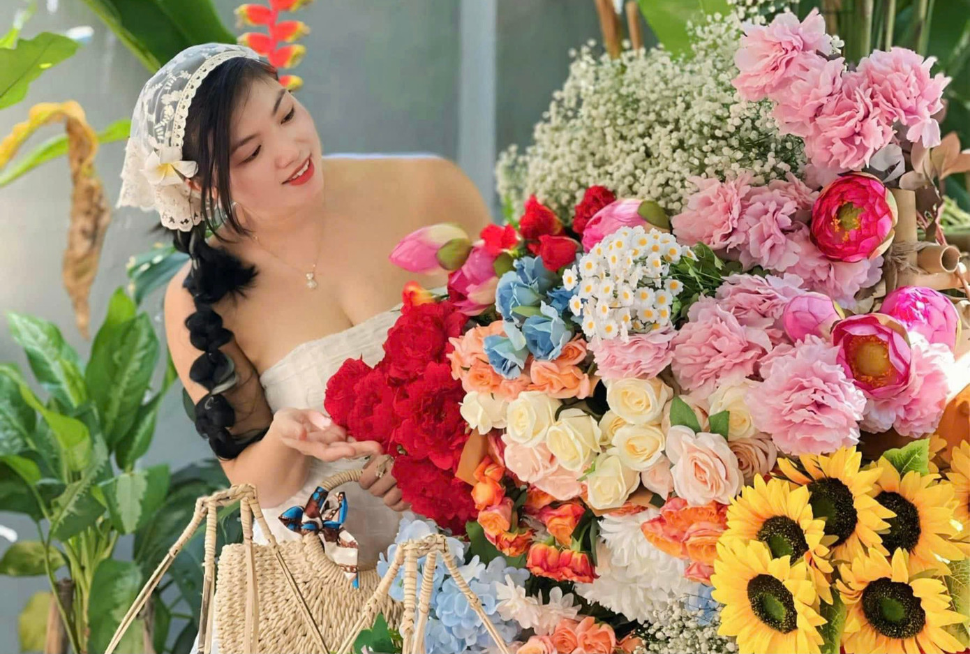 Nhiều bạn trẻ tạo dáng chụp hình bên xe hoa đầy màu sắc.