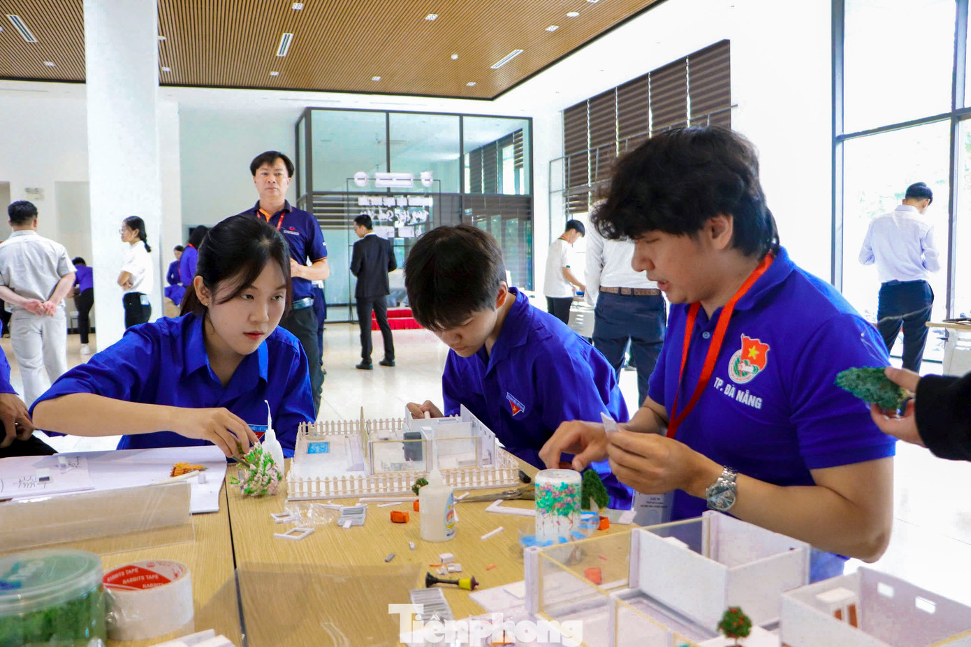 Cuộc thi thiết kế, dựng mô hình nhà chống thiên tai, bão lũ thu hút bạn trẻ Đà Nẵng. Cuộc thi thiết kế, dựng mô hình nhà chống thiên tai, bão lũ thu hút bạn trẻ Đà Nẵng.