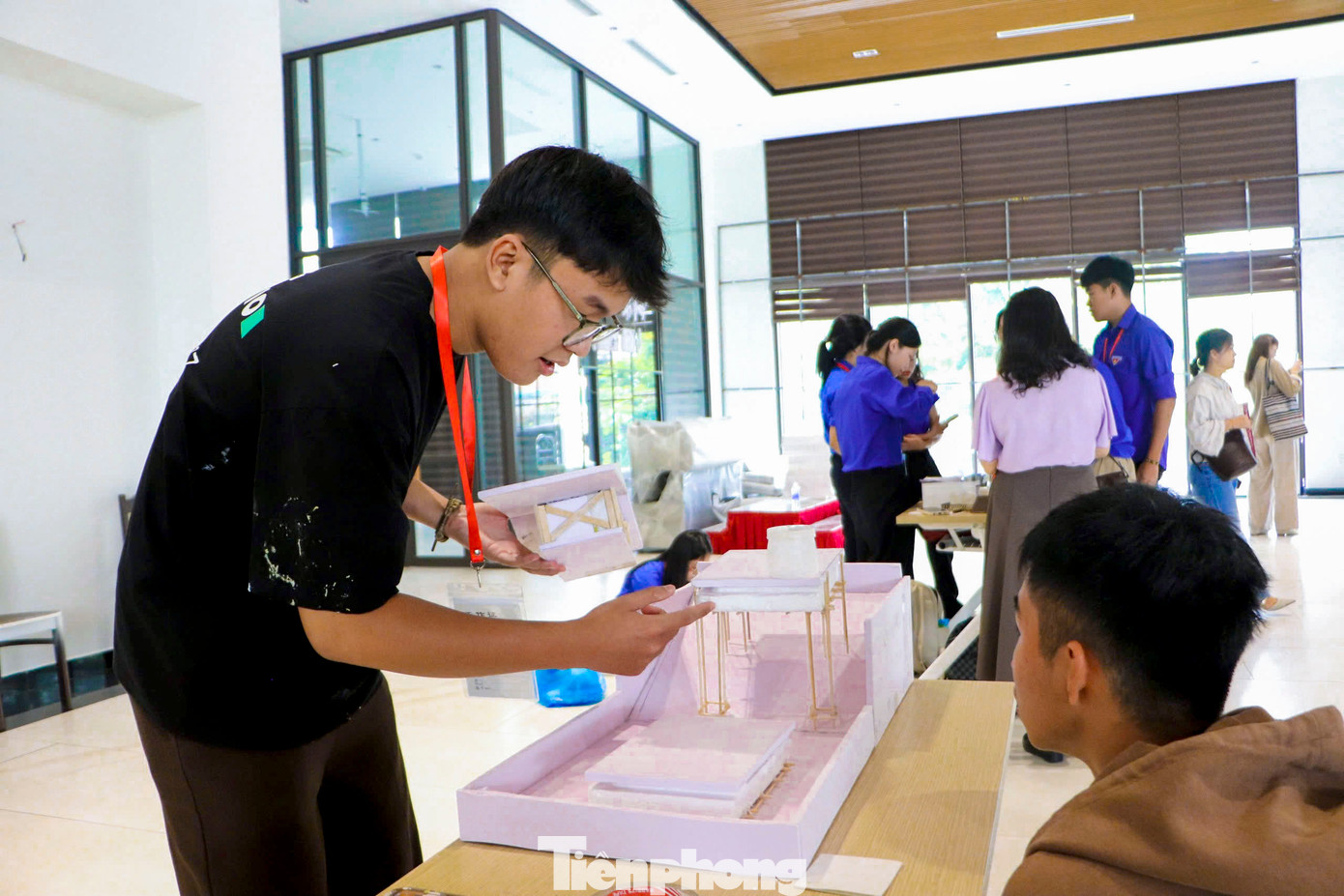 Các đội thi đã trình bày những mô hình nhà ở với thiết kế thông minh, có khả năng chống chịu trước gió mạnh, ngập lụt kéo dài. Các đội thi đã trình bày những mô hình nhà ở với thiết kế thông minh, có khả năng chống chịu trước gió mạnh, ngập lụt kéo dài.