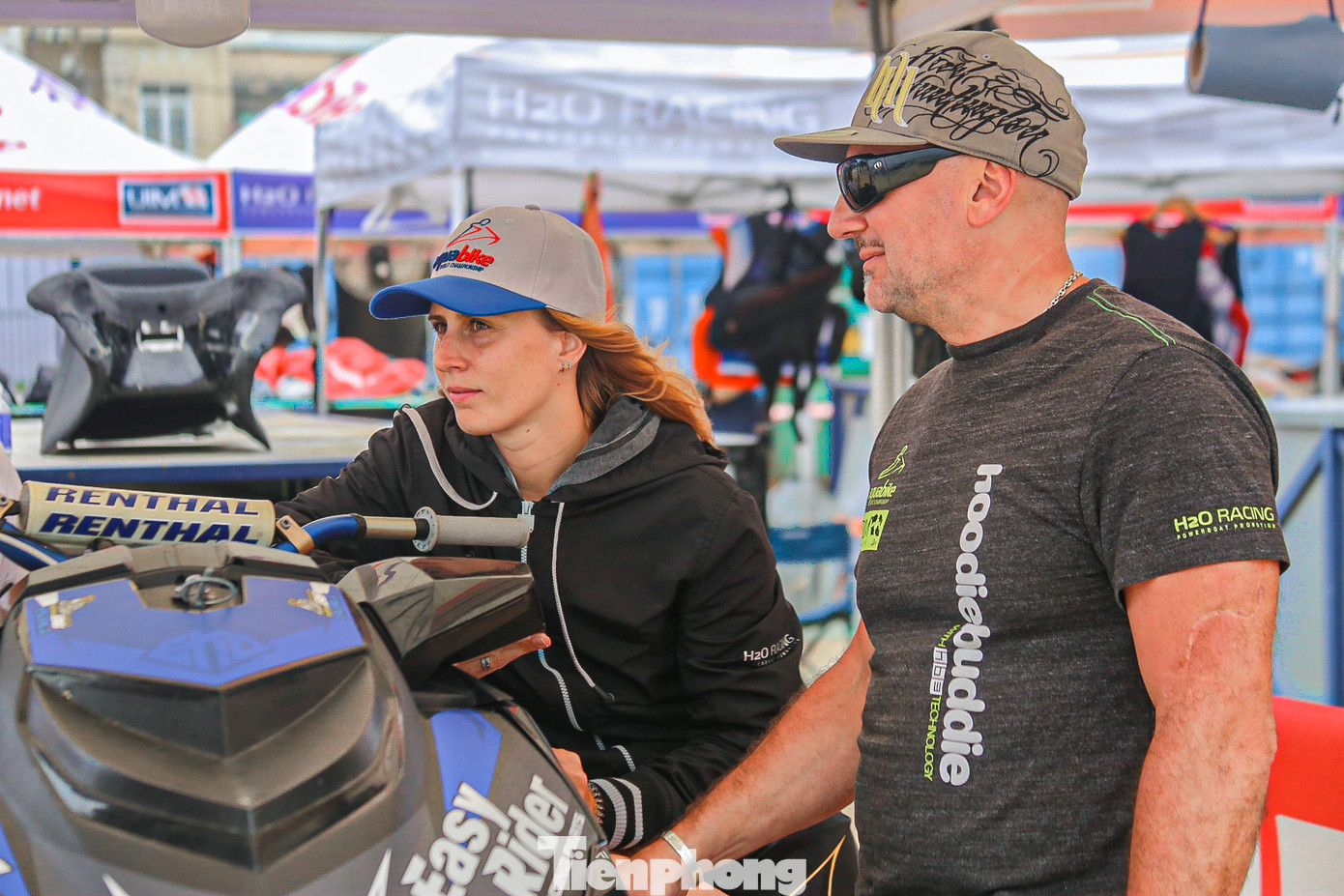 Trước khi thi đấu, các cô gái trao đổi, bàn chiến thuật với các thành viên trong đội của mình để có kết quả tốt nhất.