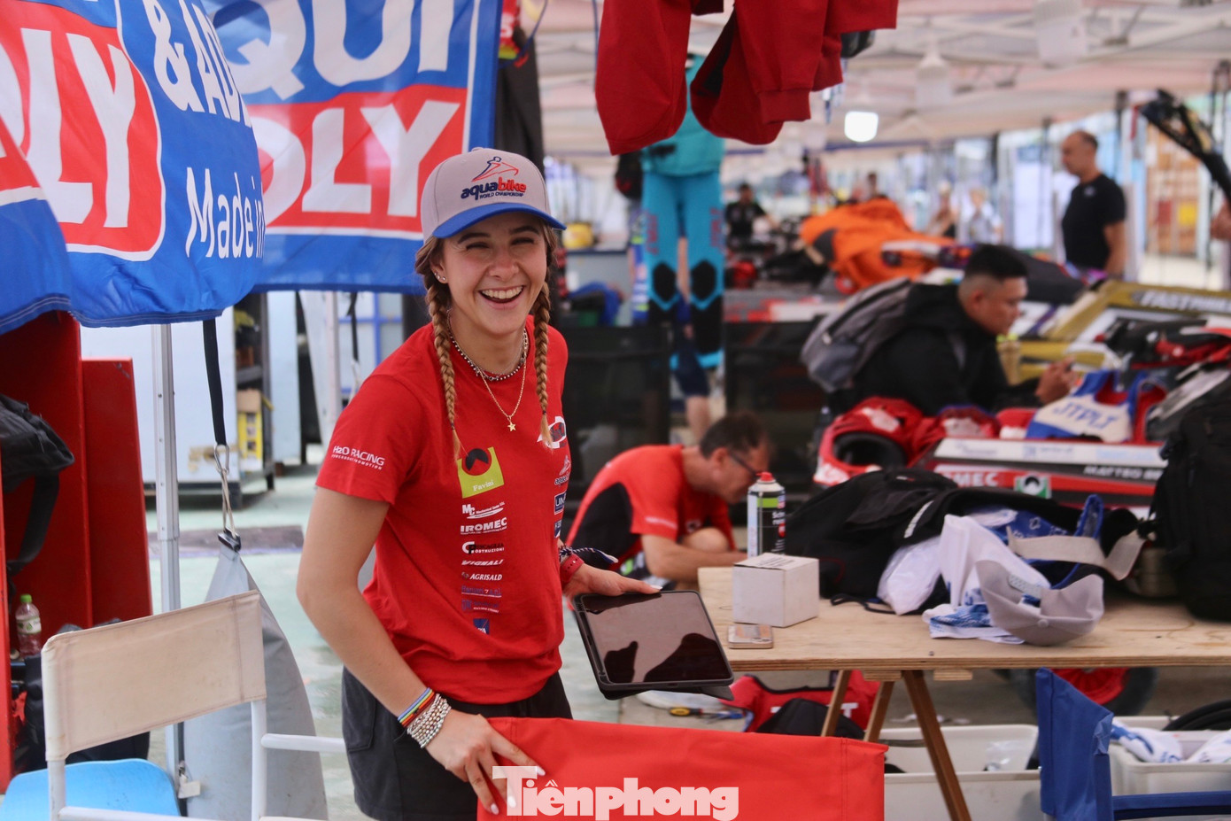 Các tay đua nữ đang thoải mái thư giản, trò chuyện vui vẻ trước khi tranh tài.