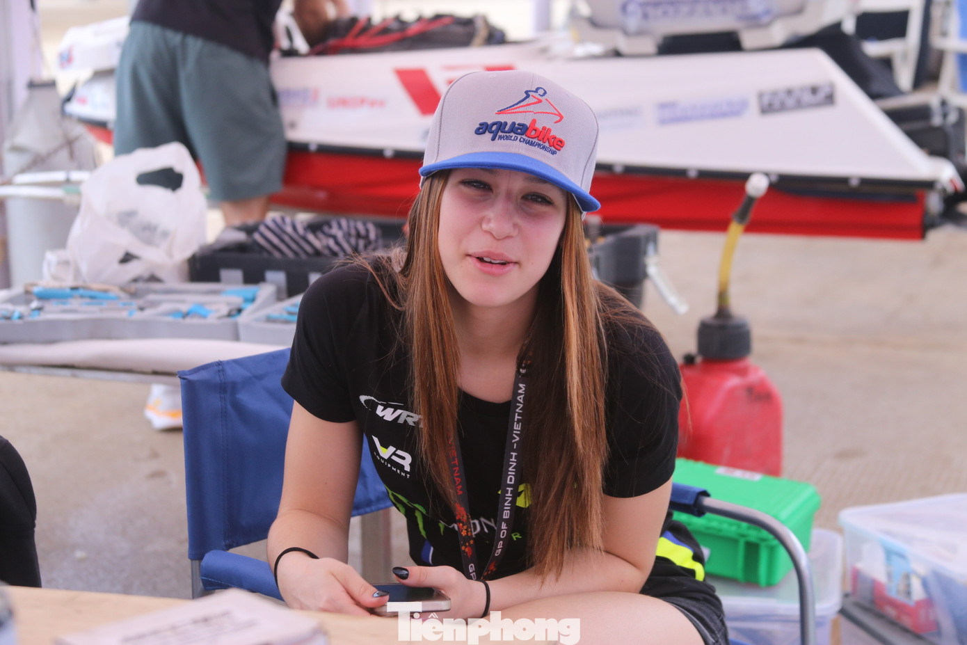 Các tay đua nữ đang thoải mái thư giản, trò chuyện vui vẻ trước khi tranh tài.