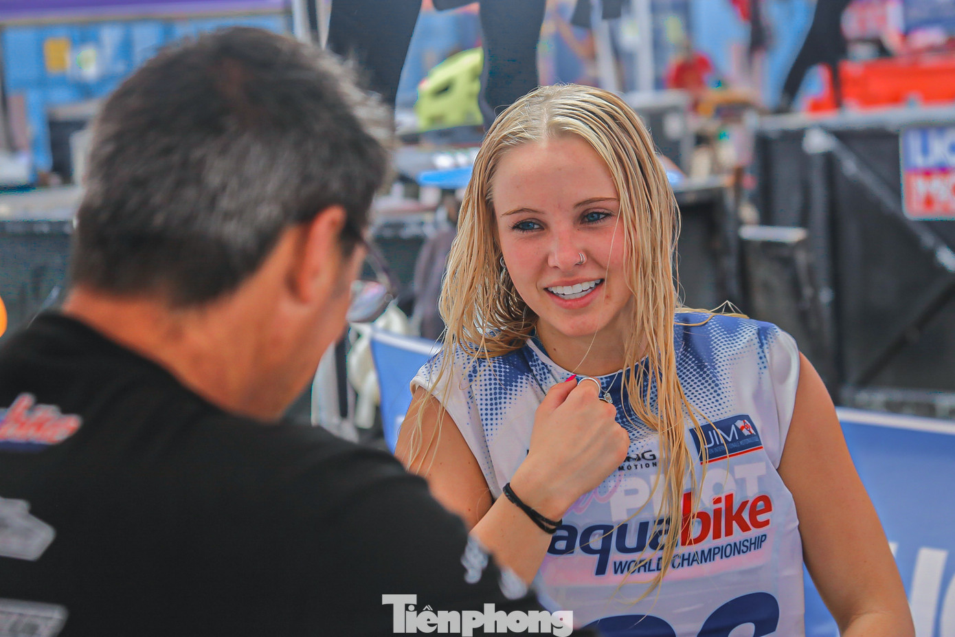 Các tay đua nữ đang thoải mái thư giản, trò chuyện vui vẻ trước khi tranh tài.