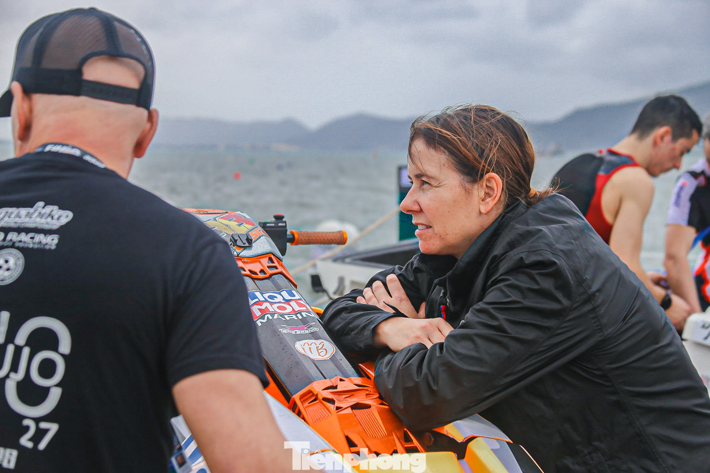 Trước khi thi đấu, các cô gái trao đổi, bàn chiến thuật với các thành viên trong đội của mình để có kết quả tốt nhất.