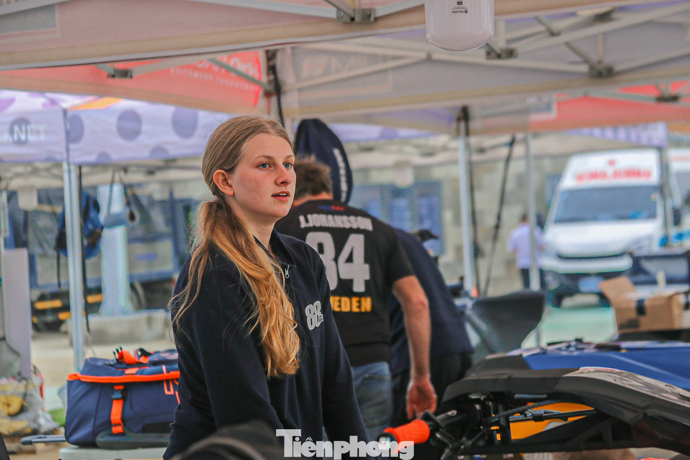 Trước khi thi đấu, các cô gái trao đổi, bàn chiến thuật với các thành viên trong đội của mình để có kết quả tốt nhất.