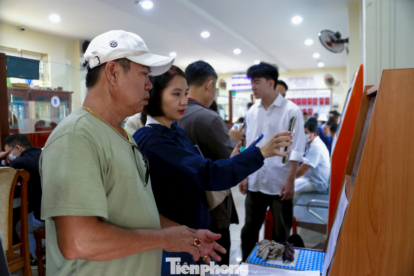 Với cách làm này, mỗi người chỉ lấy được 1 số thứ tự tương ứng với thông tin cá nhân của mình, loại bỏ hoàn toàn tình trạng một người lấy một lúc nhiều số. Bộ phận tiếp nhận hồ sơ cũng bớt một khâu nhập thông tin khách hàng, giúp tiết kiệm thời gian hơn. Với cách làm này, mỗi người chỉ lấy được 1 số thứ tự tương ứng với thông tin cá nhân của mình, loại bỏ hoàn toàn tình trạng một người lấy một lúc nhiều số. Bộ phận tiếp nhận hồ sơ cũng bớt một khâu nhập thông tin khách hàng, giúp tiết kiệm thời gian hơn.