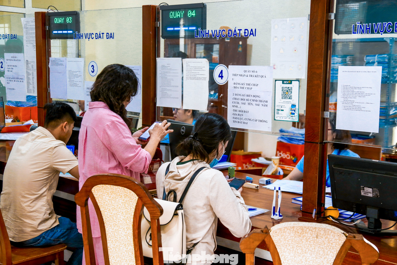 Quận Ngũ Hành Sơn là địa bàn giáp ranh với tỉnh Quảng Nam. Sau khi có chủ trương sáp nhập, giao dịch đất ở đây diễn ra sôi động, giá đất cũng tăng cao. UBND quận Ngũ Hành Sơn đã tăng cường nhân lực, làm thêm giờ để giải quyết thủ tục đất đai cho người dân. Mỗi ngày sẽ giải quyết khoảng 200 hồ sơ. Quận Ngũ Hành Sơn là địa bàn giáp ranh với tỉnh Quảng Nam. Sau khi có chủ trương sáp nhập, giao dịch đất ở đây diễn ra sôi động, giá đất cũng tăng cao. UBND quận Ngũ Hành Sơn đã tăng cường nhân lực, làm thêm giờ để giải quyết thủ tục đất đai cho người dân. Mỗi ngày sẽ giải quyết khoảng 200 hồ sơ.